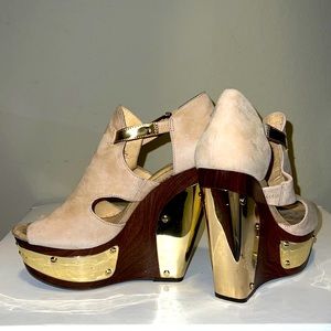 Gianni Bini platform shoe sander/gold